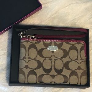 Coach Wristlet Wallet / Purse 🛍💓